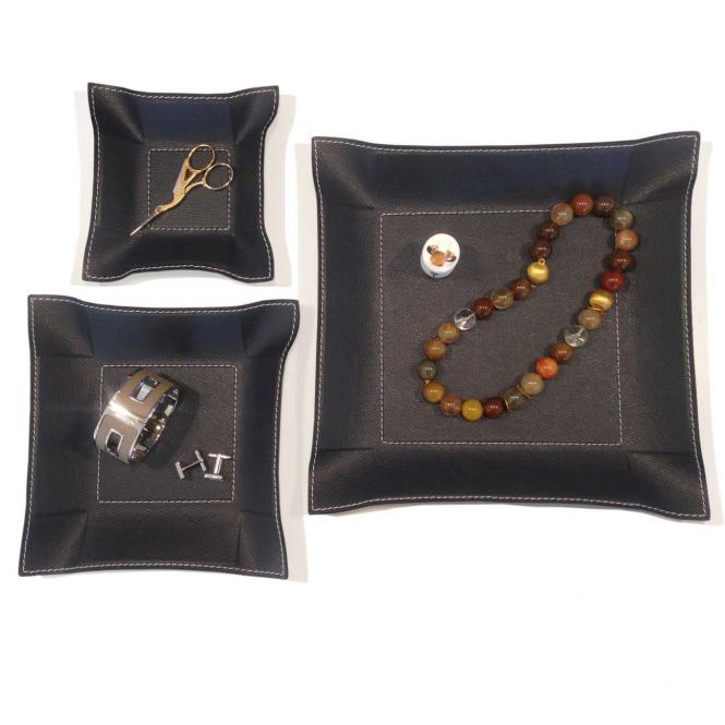 Giobagnara Taschenleerer Jack quadratisch S aus Leder dunkelblau - unterschiedliche Größen wurden nebeneinander präsentiert und auf Ihnen liegt Schmuck Lederablage Jack quadratisch S, ocean