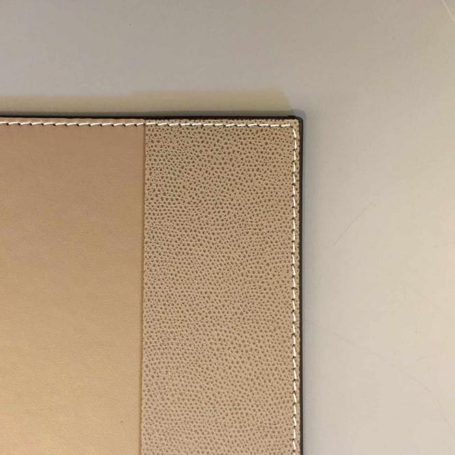 Giobagnara Schreibauflage Douglas aus Glatt- und Nappaleder stone - Detailansicht Leder und Naht Schreibtischauflage aus Leder Douglas, taupe