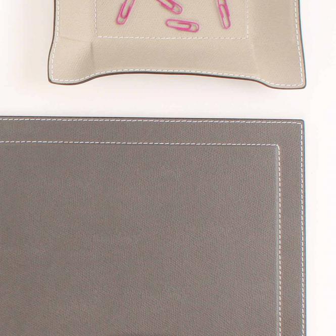 Giobagnara Schreibunterlage Glattleder stone - Detailansicht Leder und weiße Naht Schreibtischauflage, taupe