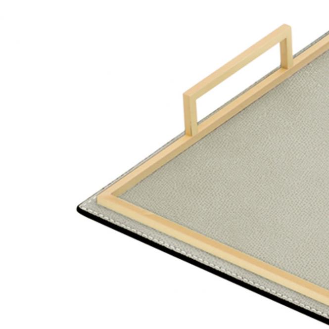 Giobagnara Tablett Defile aus Leder rechteckig und mit goldfarbenen Griff grau - Detailansicht Leder Metallgriff und Naht Ledertablett Defile rechteckig grau/goldfarben, Größe Large 35 x 45 x 45 cm