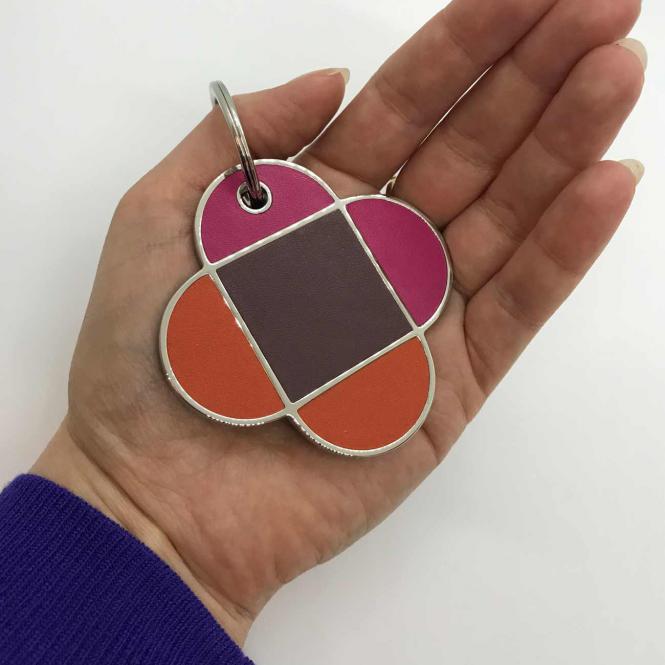 Giobagnara Schlüsselfänger Inizio Double Heart aus Glattleder braun - auf der Hand liegend Schlüsselanhänger Inizio Double Heart, braun