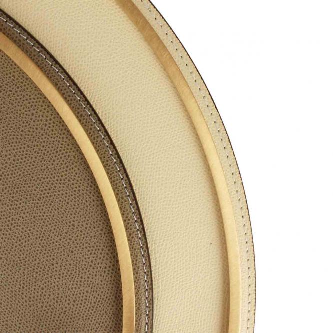 Giobagnara Tablett Defile aus Leder rund und mit gebürsteten Messing Griffen braun - Detailansicht Leder Metallgriff und Naht Ledertablett Defile rund braun/goldfarben, Größe Small 26 x 45 cm