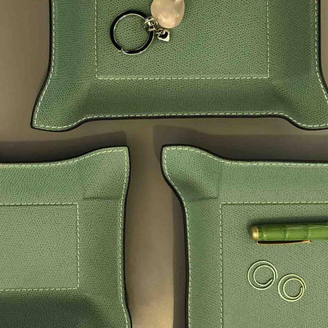 Giobagnara Taschenleerer Jack rechteckig aus Leder pistazie - darauf liegt ein Schlüsselanhänger in Herzform Lederablage Jack rechteckig pistacchio, Größe Large 20 x 30 cm