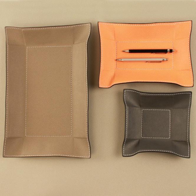 Giobagnara nebeneinander gestellte Taschenleerer Jack in unterschiedlichen Formen quadratisch rechteckig und Farben graphit stone peach Lederablage Jack quadratisch S, graphit