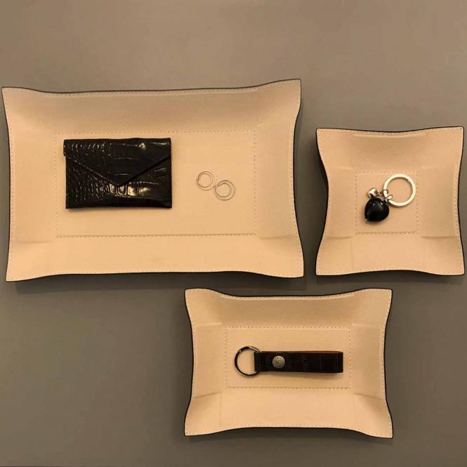 Giobagnara Travel Valet Jack cipria - in unterschiedlichen Größen und Formen auf denen liegt schwarzes Büromaterial Lederablage Jack quadratisch S, cipria