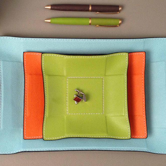 Giobagnara aufeinandergestapelte Schmuckablagen Jack in unterschiedlichen Größen Formen und Farben - darauf liegen Manschettenknöpfe Lederablage Jack rechteckig Orange, Größe Medium 15 x 21 cm