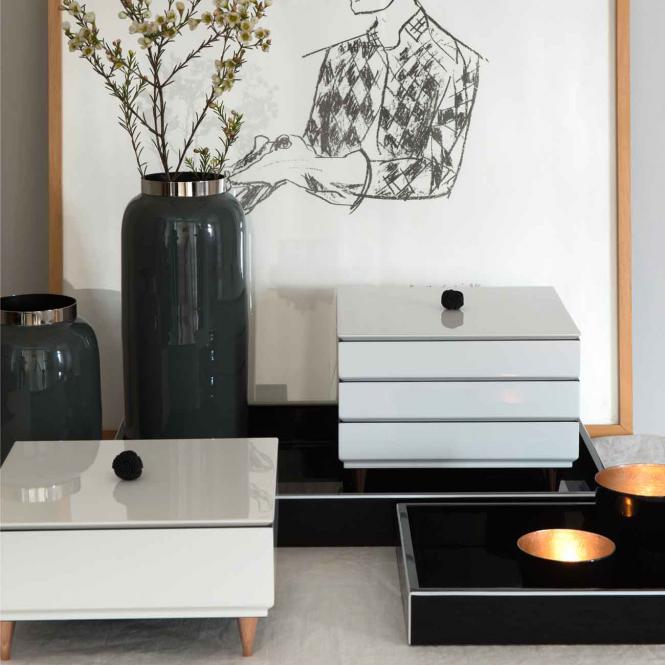 Gift Company Saigon Bodenvase M dunkelgrau silberfarben - dekoriert mit unterschiedlichen Produkten von Gift Company Saigon Vase M, dunkelgrau/silberfarben