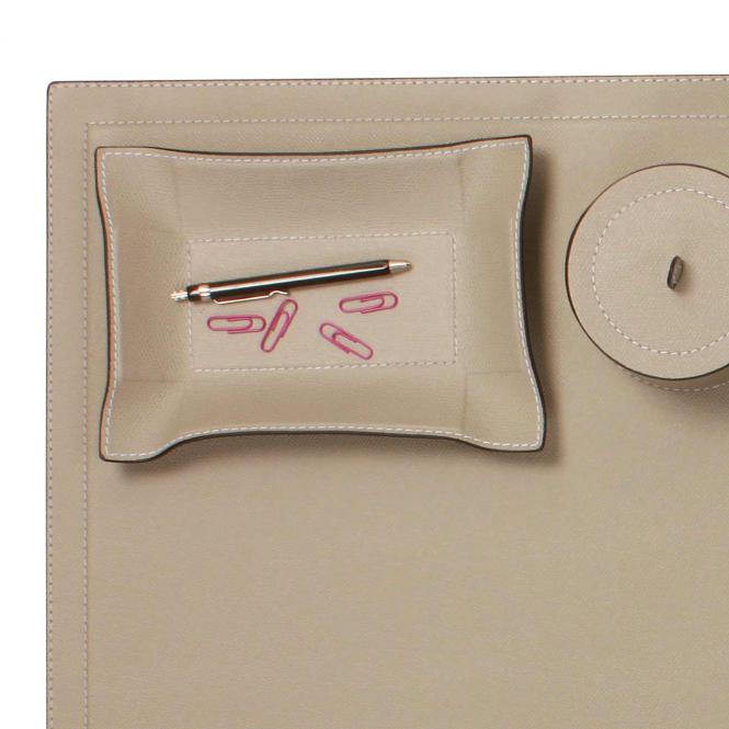 Giobagnara Schreibtischablage XL aus Glattleder grau - Detailansicht Leder und weiße Naht Schreibtischauflage XL, grau