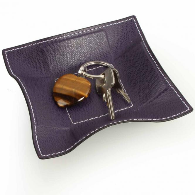 Giobagnara Taschenleerer Jack quadratisch S aus Leder violett - auf Ihm liegt der Schlüsselanhänger Tigerauge in Herzform Lederablage Jack quadratisch S, violett