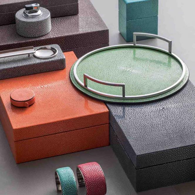 Giobagnara Farbspiel mit der Giobagnara Produktpalette - Armreifen Ledertabletts Feuerzeug Lederboxen in unterschiedlichen Farben Ledertablett Defile rund braun/goldfarben, Größe Small 26 x 45 cm