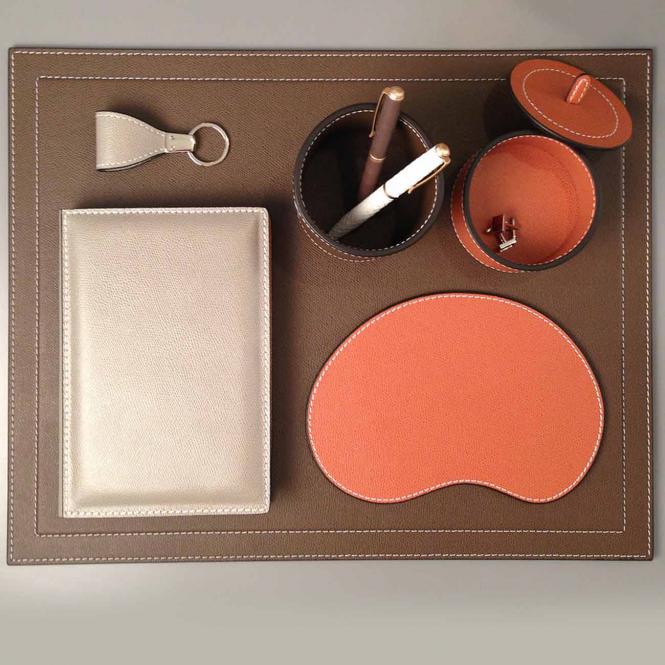Giobagnara Mauspad aus Leder siena braun - kombiniert mit einer Schreibtischunterlage einem Notizbuch einem Schlüsselanhänger und 2 Lederboxen von Giobagnara - Erdtöne Mouse Pad, siena rotbraun