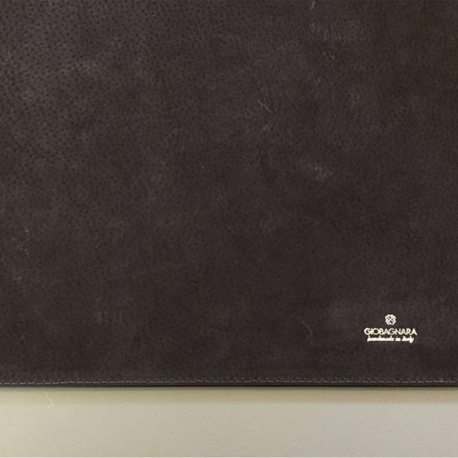 Giobagnara Schreibunterlage Douglas lederbezogen schwarz - Rückseite Logoprägung Giobagnara Schreibtischauflage aus Leder Douglas, taupe