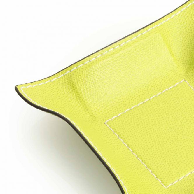 Giobagnara Travel Valet Jack quadratisch S gelb - Detailansicht Seitenansicht Leder und weisse Naht Lederablage Jack quadratisch S, lime
