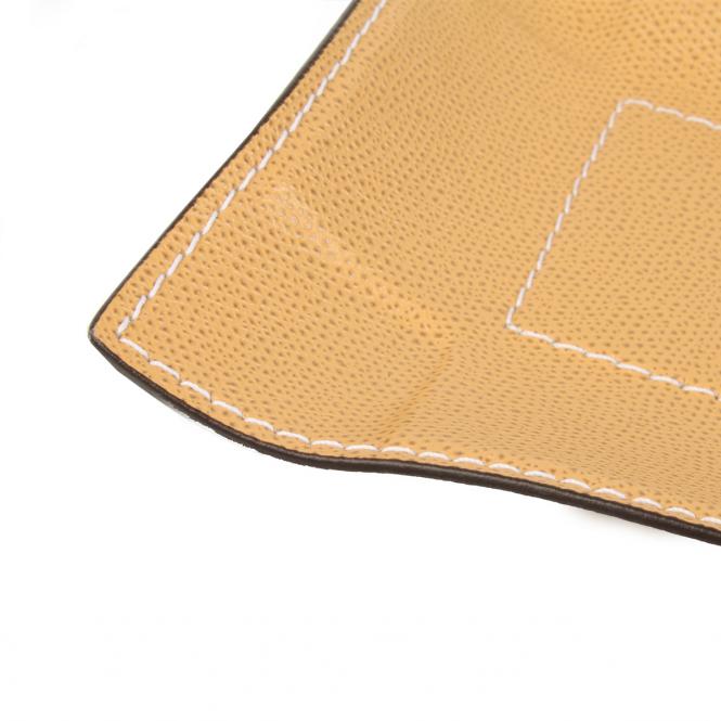 Giobagnara Vide Poche Jack rechteckig aus Glattleder - Detailansicht Leder und weiße Naht Lederablage Jack rechteckig Sand, Größe Medium 15 x 21 cm