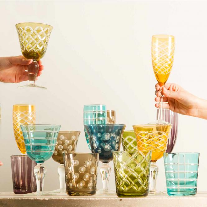 Stoßen Sie an! Ob mit Sekt- Wasser- oder Weingläsern. Weingläserset mit Schliff Multicolour