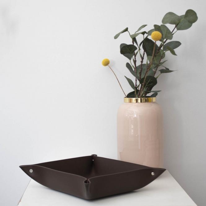 Die Saigon Vase nude goldfarben - dekoriert mit Lederschale Saigon Vase S, rosé/gold